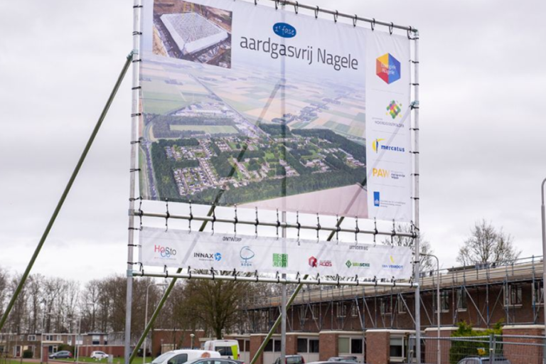 Warmte voor huizen, kantoren en kassen moet volgens Minister Kamp in de toekomst gemaakt worden met andere bronnen dan gas. In die ambitie spelen groot-en kleinschalige warmtenetten een cruciale rol.